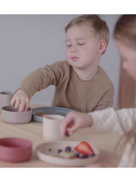 To grønlige og brunlige skåle ved siden af hinanden.